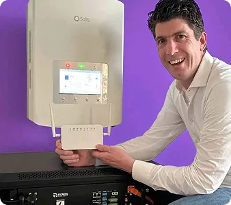 Thomas Bolk bij een Solis omvormer en een Renon thuisbatterij