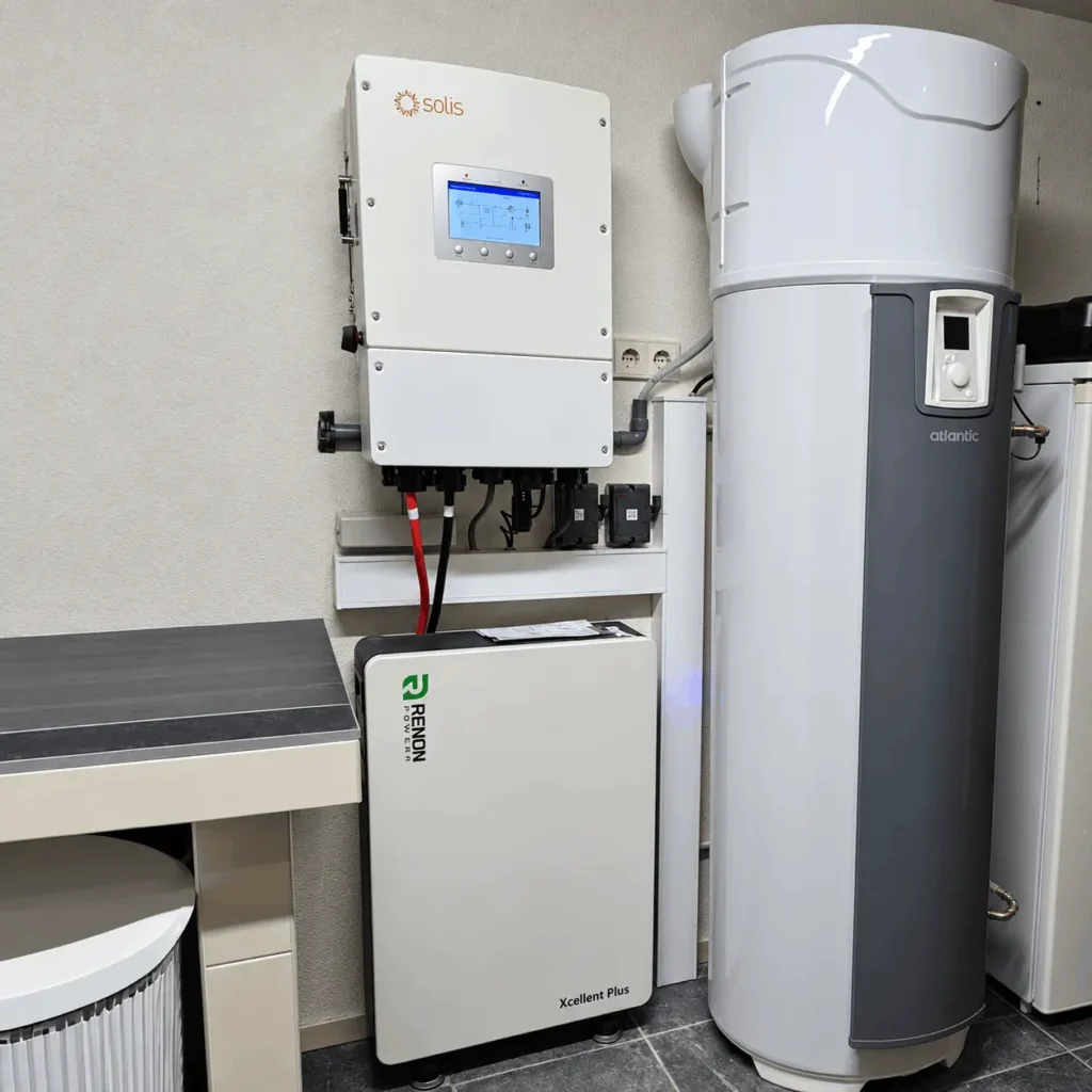 Renon Xcellent Plus thuisbatterij en Solis-omvormer naast een warmtepompboiler